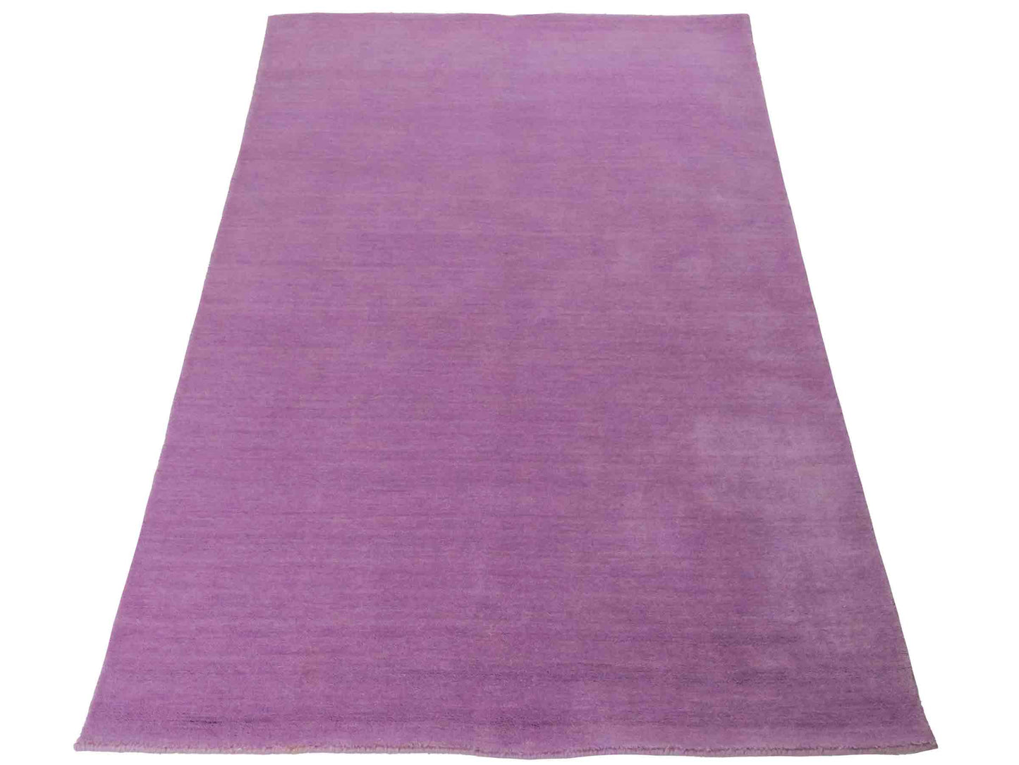 Moderner, Handloom Gabbeh Orientteppich von Khademi aus Wolle, flieder. Einfarbiges Uni-Design. Produziert in Indien. Größe: 170x119cm. Teppichnummer: KB4-1589. Verkauf durch Jupiter Intl.