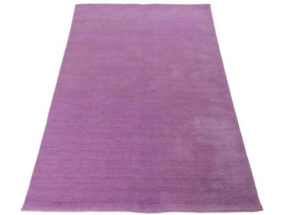 Moderner, Handloom Gabbeh Orientteppich von Khademi aus Wolle, flieder. Einfarbiges Uni-Design. Produziert in Indien. Größe: 170x119cm. Teppichnummer: KB4-1589. Verkauf durch Jupiter Intl.