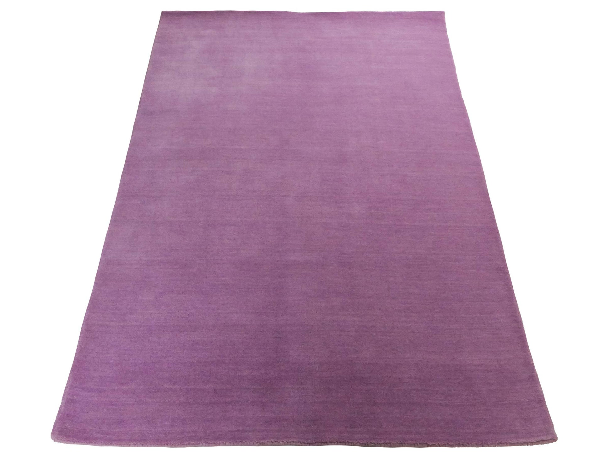 Moderner, Handloom Gabbeh Orientteppich von Khademi aus Wolle, flieder. Einfarbiges Uni-Design. Produziert in Indien. Größe: 170x119cm. Teppichnummer: KB4-1589. Verkauf durch Jupiter Intl.