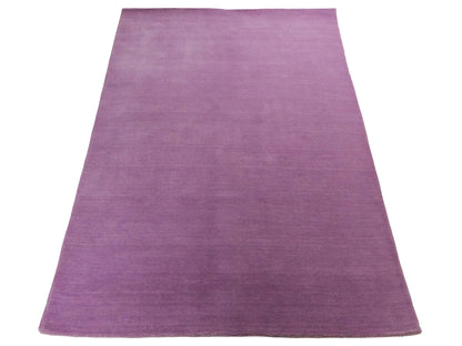 Moderner, Handloom Gabbeh Orientteppich von Khademi aus Wolle, flieder. Einfarbiges Uni-Design. Produziert in Indien. Größe: 170x119cm. Teppichnummer: KB4-1589. Verkauf durch Jupiter Intl.