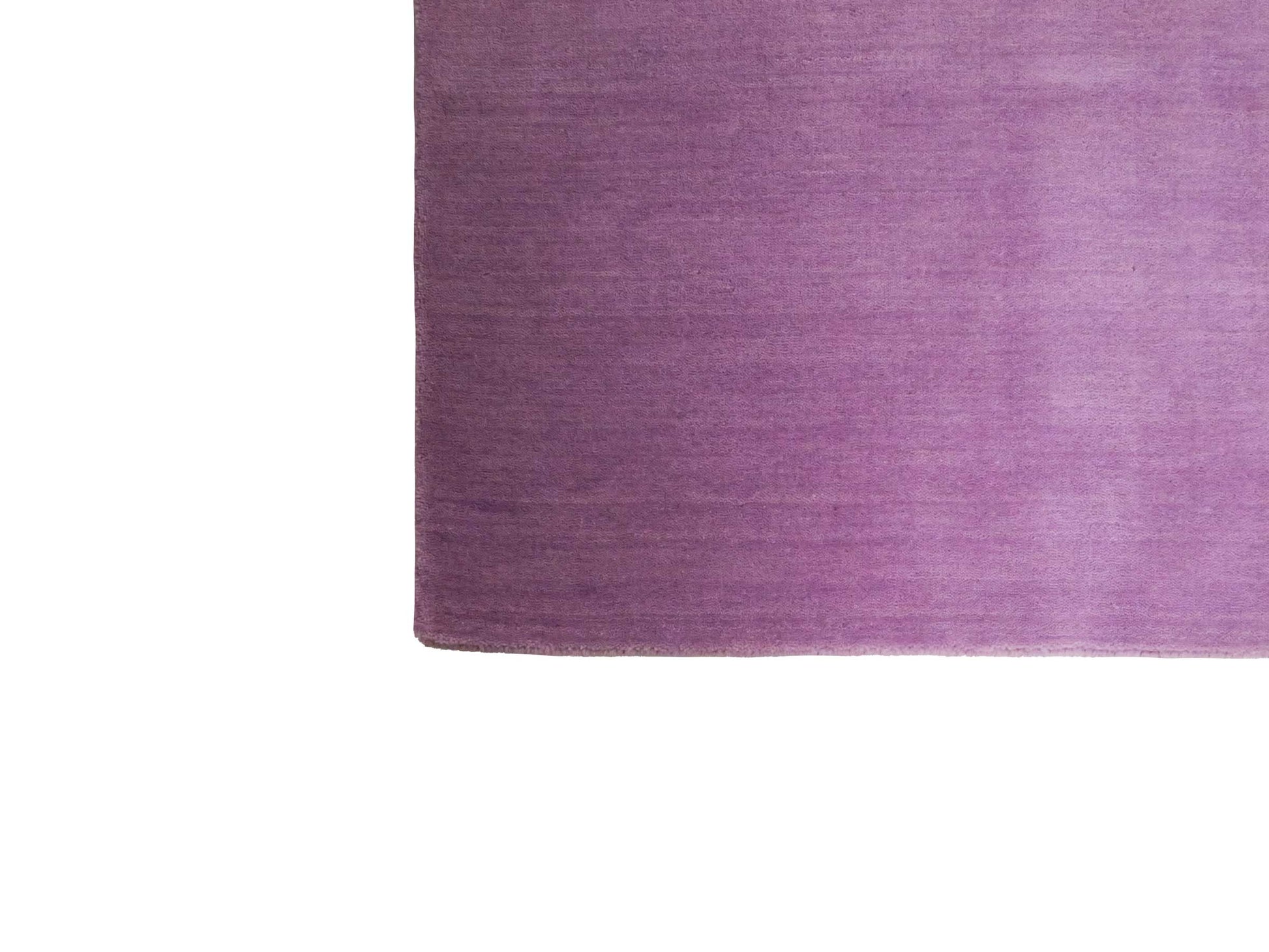 Moderner, Handloom Gabbeh Orientteppich von Khademi aus Wolle, flieder. Einfarbiges Uni-Design. Produziert in Indien. Größe: 170x119cm. Teppichnummer: KB4-1589. Verkauf durch Jupiter Intl.