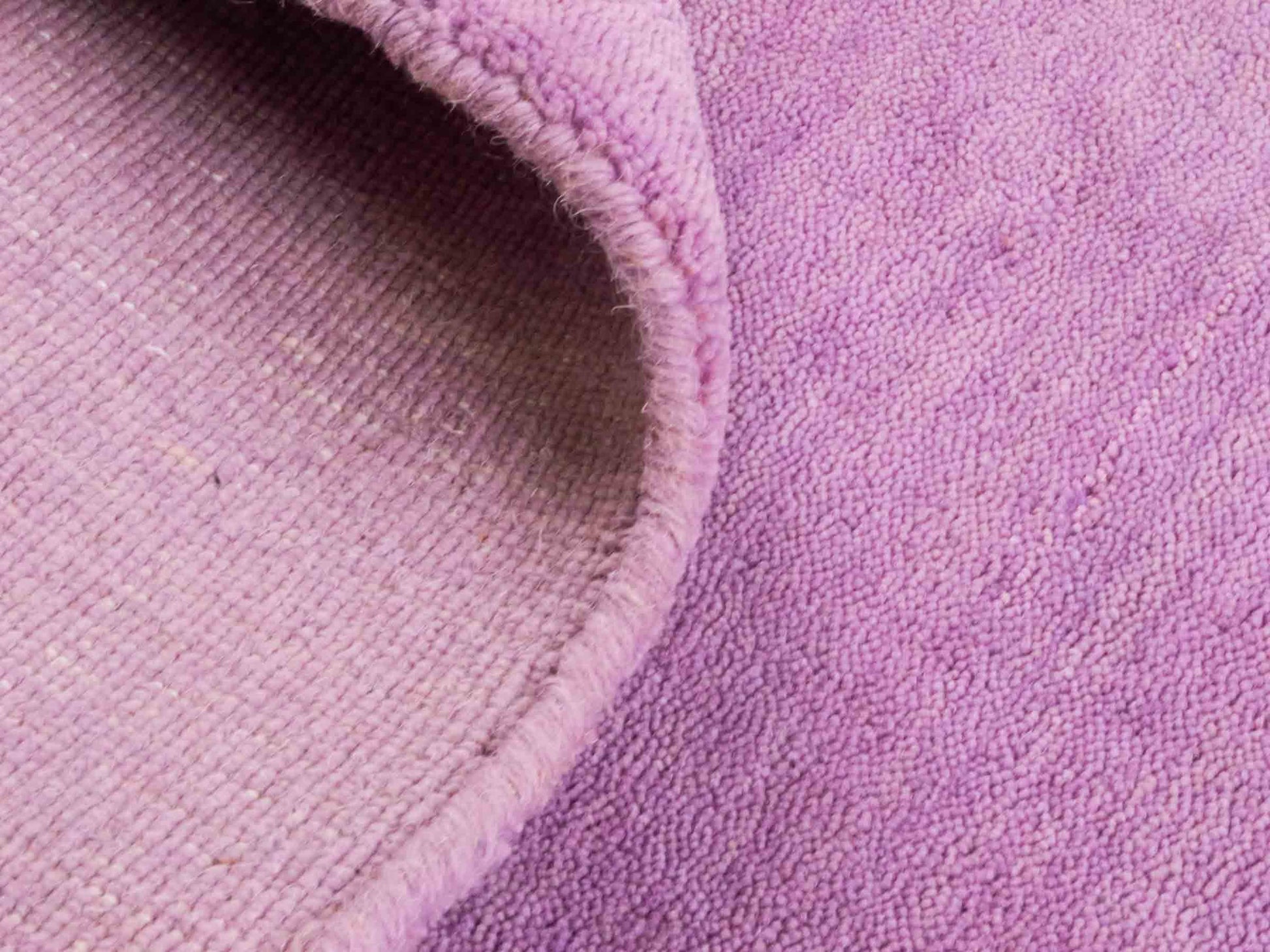 Moderner, Handloom Gabbeh Orientteppich von Khademi aus Wolle, flieder. Einfarbiges Uni-Design. Produziert in Indien. Größe: 170x119cm. Teppichnummer: KB4-1589. Verkauf durch Jupiter Intl.