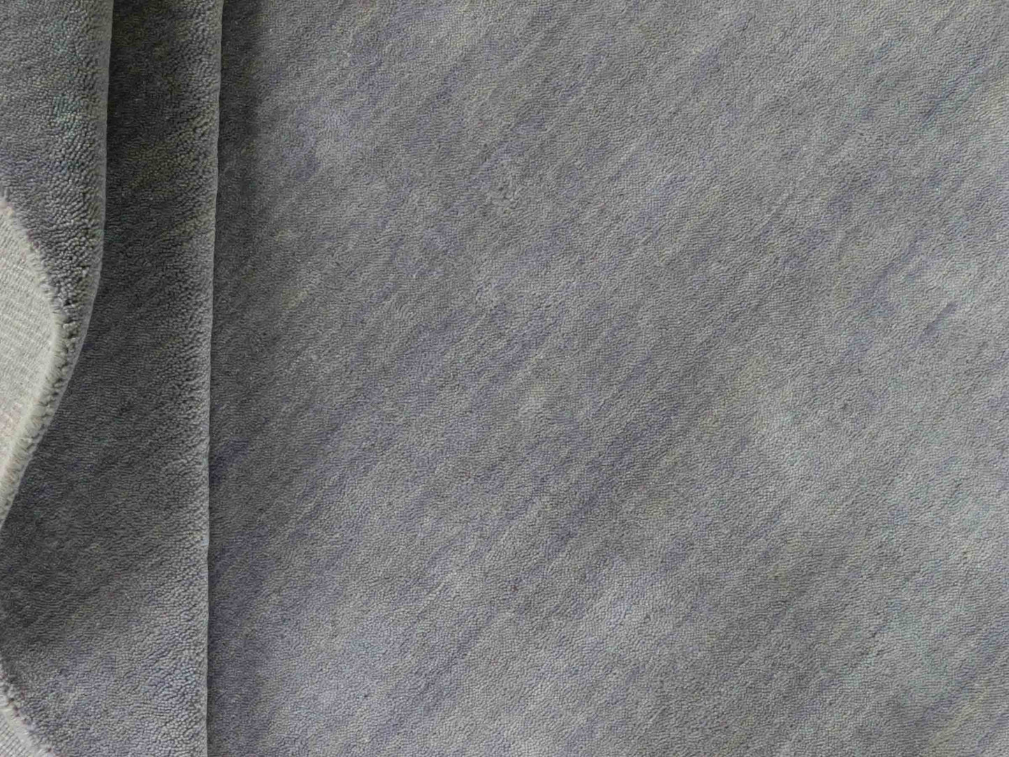 Moderner, Handloom Gabbeh Orientteppich von Khademi aus Wolle, grau. Einfarbiges Uni-Design. Produziert in Indien. Größe: 170x119cm. Teppichnummer: KB4-1586. Verkauf durch Jupiter Intl.