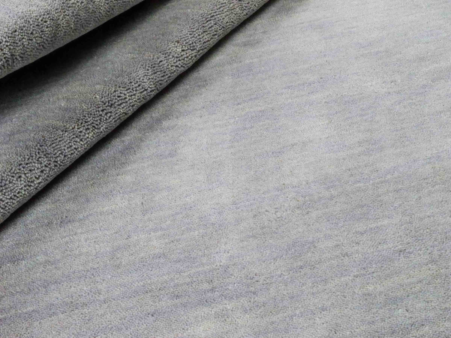 Moderner, Handloom Gabbeh Orientteppich von Khademi aus Wolle, grau. Einfarbiges Uni-Design. Produziert in Indien. Größe: 170x119cm. Teppichnummer: KB4-1586. Verkauf durch Jupiter Intl.