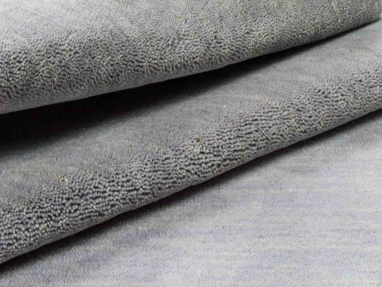 Moderner, Handloom Gabbeh Orientteppich von Khademi aus Wolle, grau. Einfarbiges Uni-Design. Produziert in Indien. Größe: 170x119cm. Teppichnummer: KB4-1586. Verkauf durch Jupiter Intl.