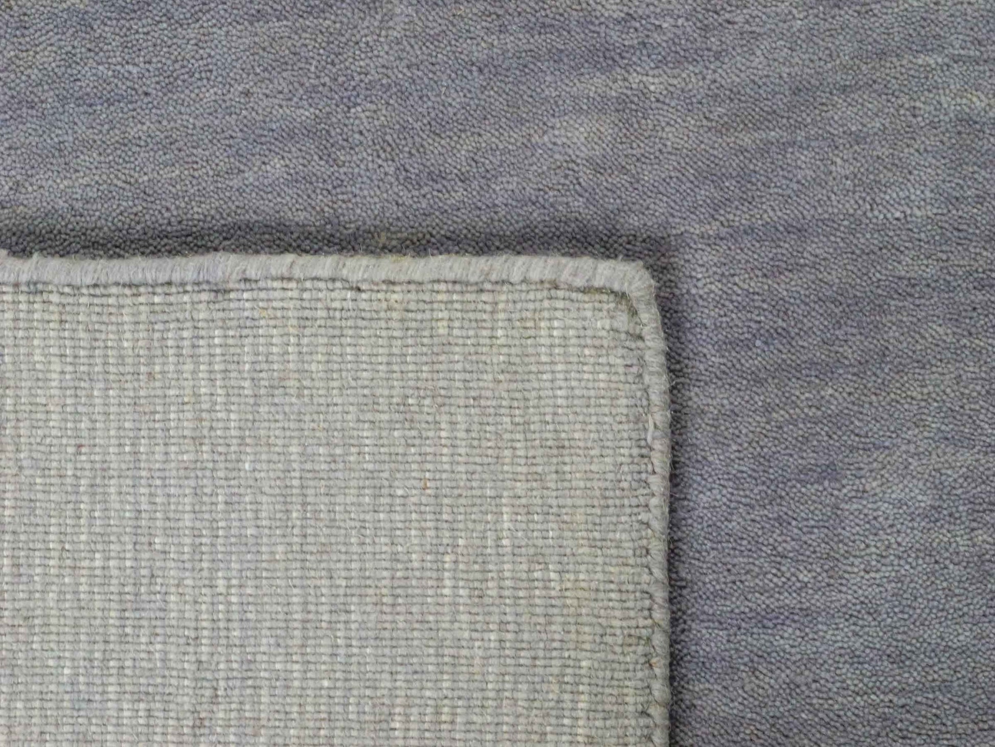 Moderner, Handloom Gabbeh Orientteppich von Khademi aus Wolle, grau. Einfarbiges Uni-Design. Produziert in Indien. Größe: 170x119cm. Teppichnummer: KB4-1586. Verkauf durch Jupiter Intl.