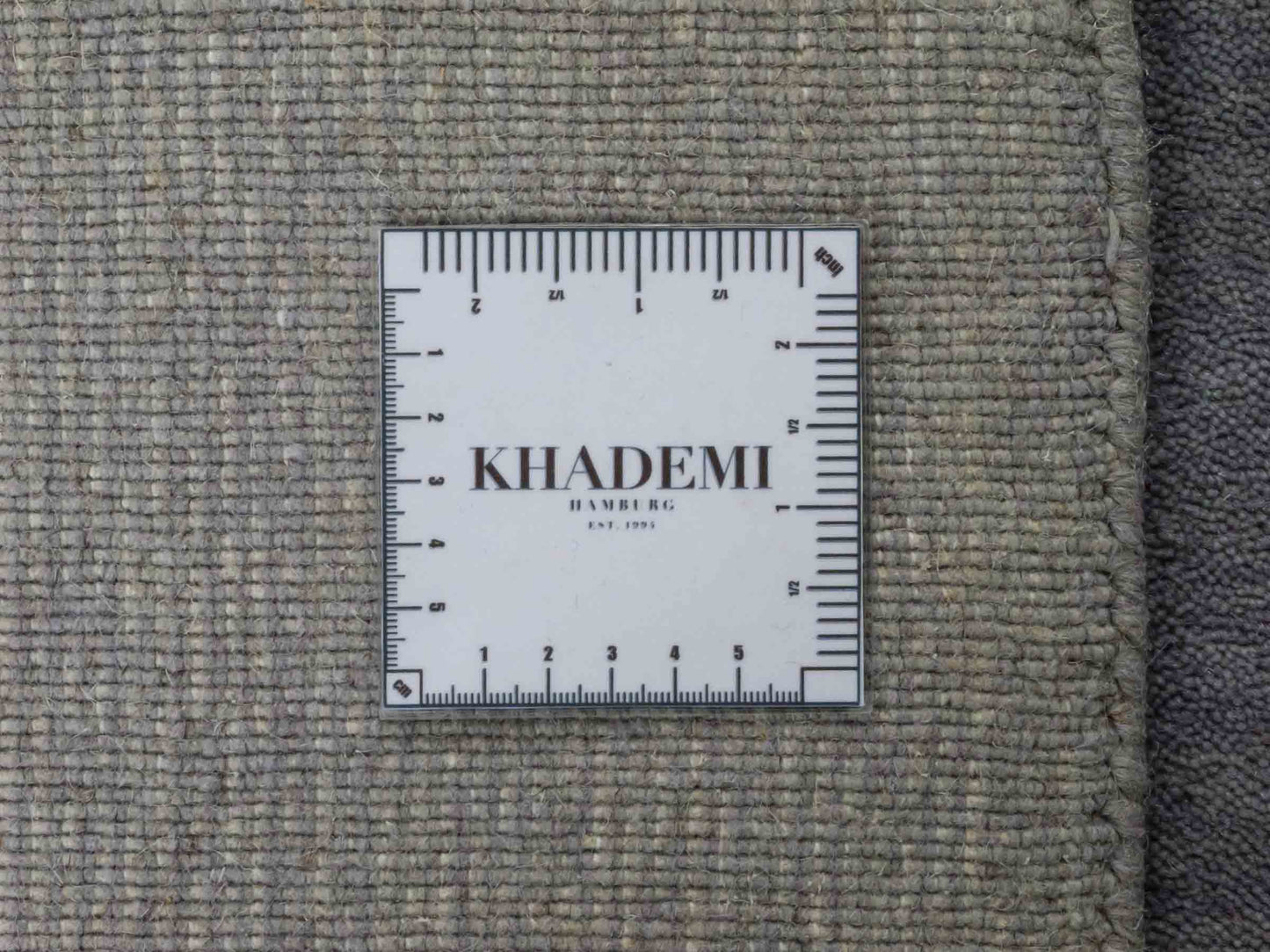 Moderner, Handloom Gabbeh Orientteppich von Khademi aus Wolle, grau. Einfarbiges Uni-Design. Produziert in Indien. Größe: 170x119cm. Teppichnummer: KB4-1586. Verkauf durch Jupiter Intl.