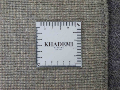 Moderner, Handloom Gabbeh Orientteppich von Khademi aus Wolle, grau. Einfarbiges Uni-Design. Produziert in Indien. Größe: 170x119cm. Teppichnummer: KB4-1586. Verkauf durch Jupiter Intl.