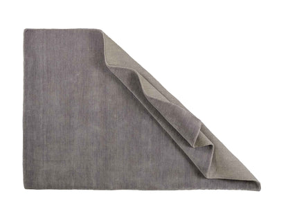 Moderner, Handloom Gabbeh Orientteppich von Khademi aus Wolle, grau. Einfarbiges Uni-Design. Produziert in Indien. Größe: 170x119cm. Teppichnummer: KB4-1586. Verkauf durch Jupiter Intl.