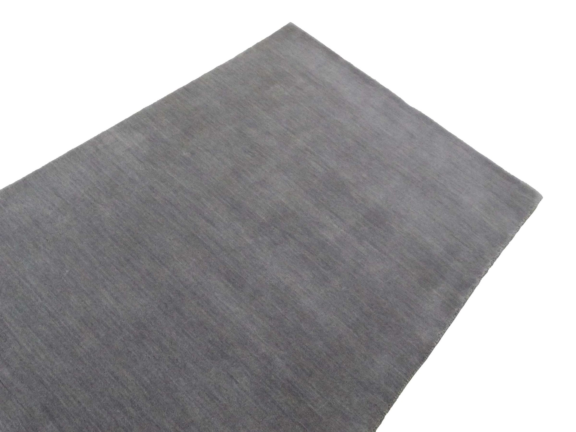 Moderner, Handloom Gabbeh Orientteppich von Khademi aus Wolle, grau. Einfarbiges Uni-Design. Produziert in Indien. Größe: 170x119cm. Teppichnummer: KB4-1586. Verkauf durch Jupiter Intl.