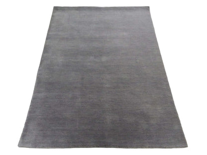 Moderner, Handloom Gabbeh Orientteppich von Khademi aus Wolle, grau. Einfarbiges Uni-Design. Produziert in Indien. Größe: 170x119cm. Teppichnummer: KB4-1586. Verkauf durch Jupiter Intl.