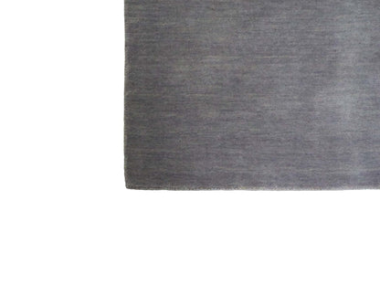 Moderner, Handloom Gabbeh Orientteppich von Khademi aus Wolle, grau. Einfarbiges Uni-Design. Produziert in Indien. Größe: 170x119cm. Teppichnummer: KB4-1586. Verkauf durch Jupiter Intl.