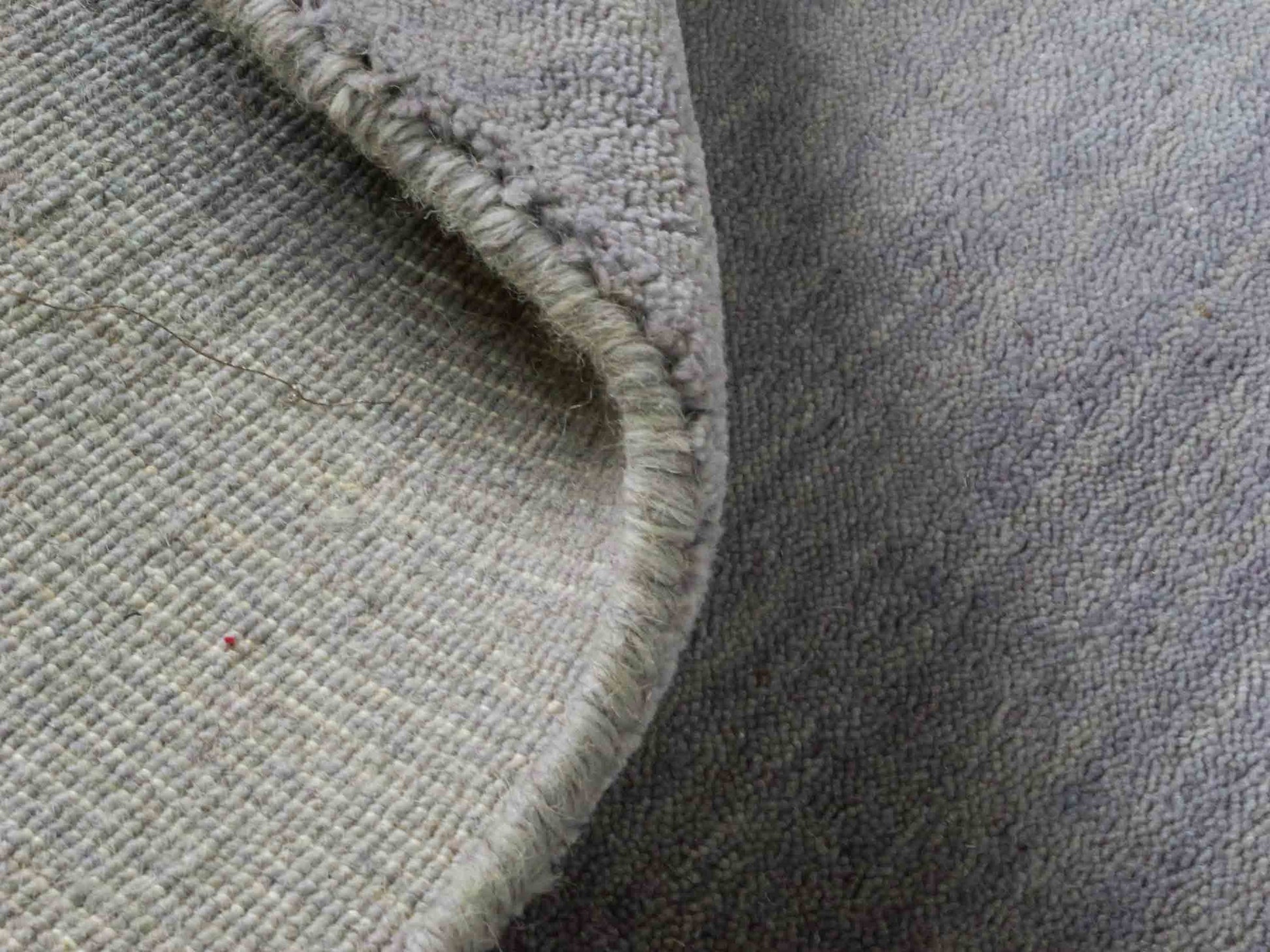 Moderner, Handloom Gabbeh Orientteppich von Khademi aus Wolle, grau. Einfarbiges Uni-Design. Produziert in Indien. Größe: 170x119cm. Teppichnummer: KB4-1586. Verkauf durch Jupiter Intl.