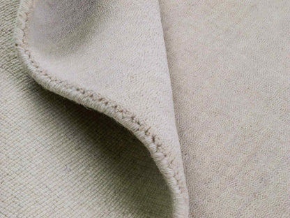 Moderner, Handloom Gabbeh Orientteppich von Khademi aus Wolle, ivory. Einfarbiges Uni-Design. Produziert in Indien. Größe: 170x119cm. Teppichnummer: KB4-1583. Verkauf durch Jupiter Intl.