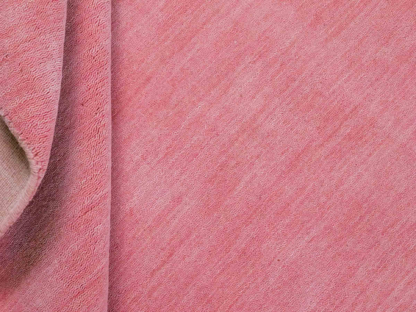 Moderner, Handloom Gabbeh Orientteppich von Khademi aus Wolle, rosa. Einfarbiges Uni-Design. Produziert in Indien. Größe: 170x119cm. Teppichnummer: KB4-1578. Verkauf durch Jupiter Intl.