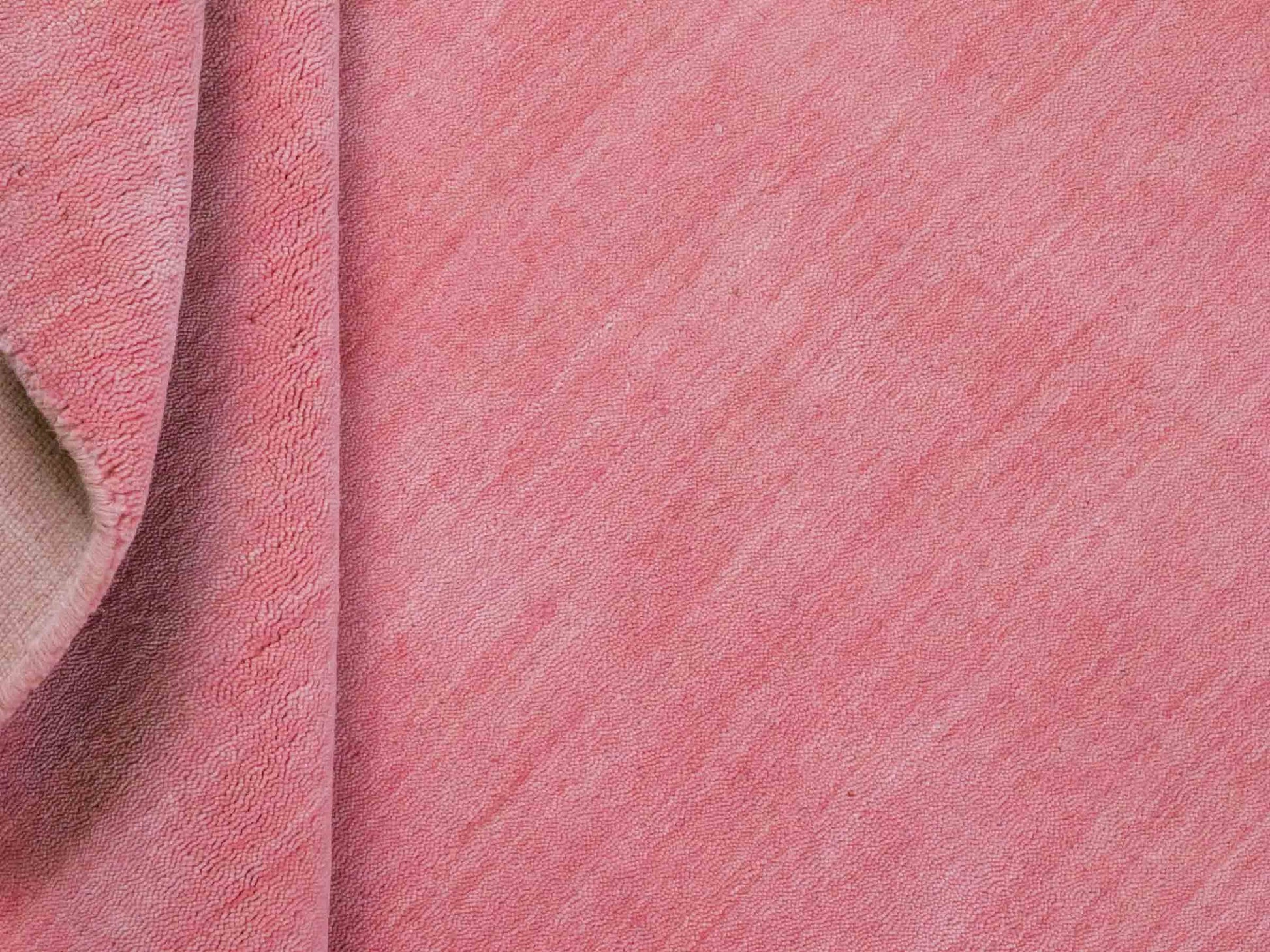 Moderner, Handloom Gabbeh Orientteppich von Khademi aus Wolle, rosa. Einfarbiges Uni-Design. Produziert in Indien. Größe: 170x119cm. Teppichnummer: KB4-1578. Verkauf durch Jupiter Intl.