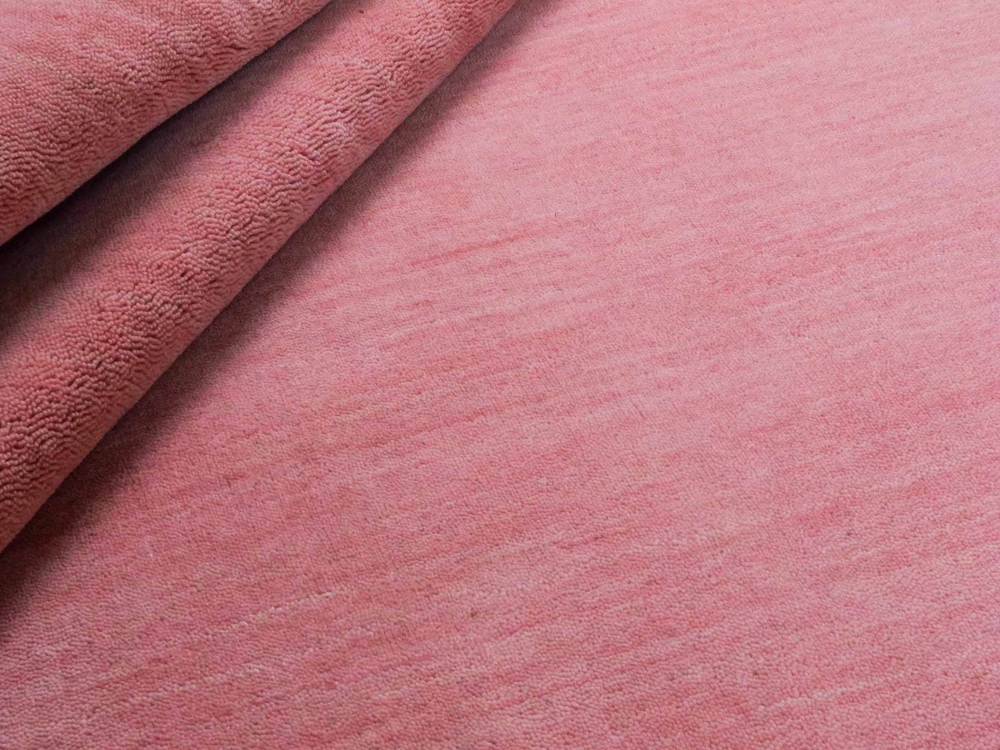 Moderner, Handloom Gabbeh Orientteppich von Khademi aus Wolle, rosa. Einfarbiges Uni-Design. Produziert in Indien. Größe: 170x119cm. Teppichnummer: KB4-1578. Verkauf durch Jupiter Intl.