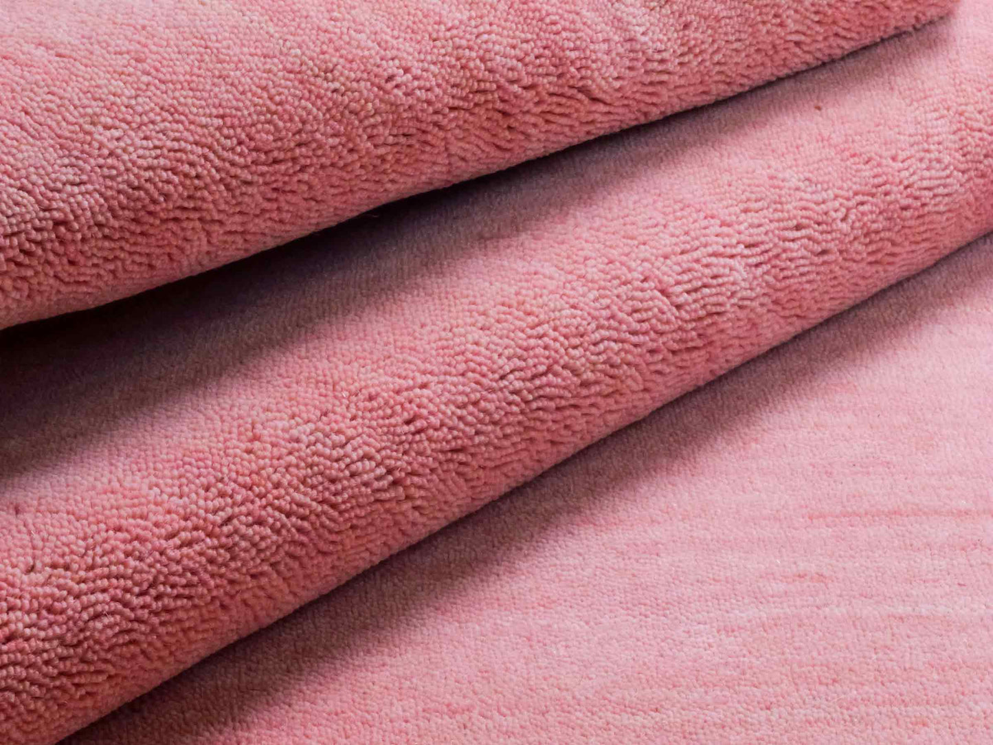 Moderner, Handloom Gabbeh Orientteppich von Khademi aus Wolle, rosa. Einfarbiges Uni-Design. Produziert in Indien. Größe: 170x119cm. Teppichnummer: KB4-1578. Verkauf durch Jupiter Intl.