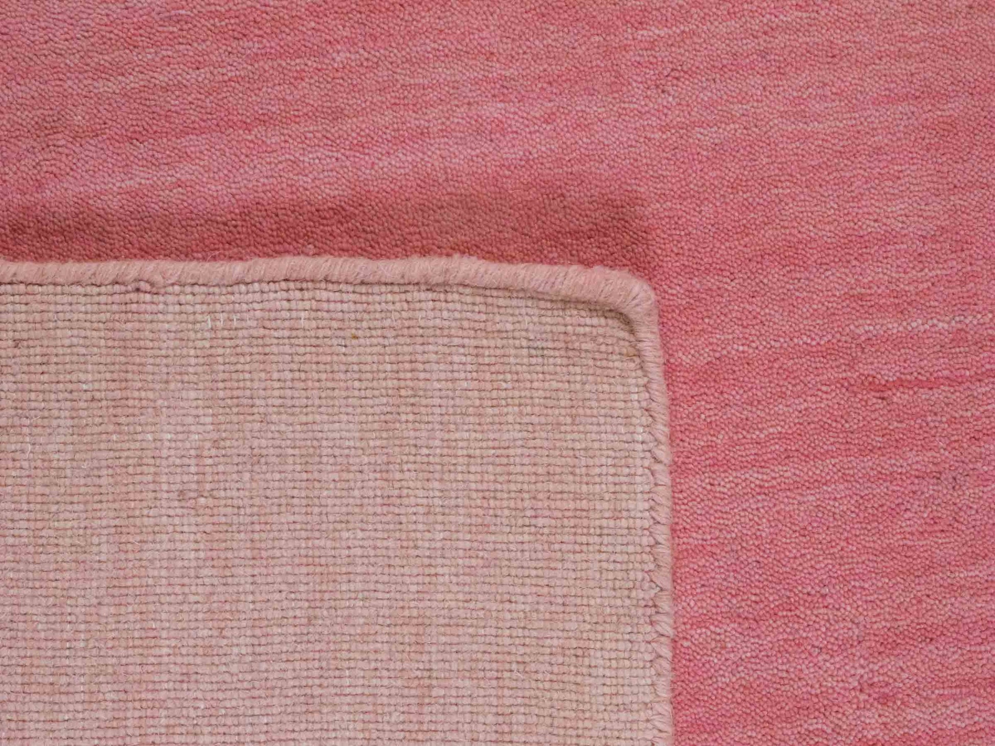 Moderner, Handloom Gabbeh Orientteppich von Khademi aus Wolle, rosa. Einfarbiges Uni-Design. Produziert in Indien. Größe: 170x119cm. Teppichnummer: KB4-1578. Verkauf durch Jupiter Intl.