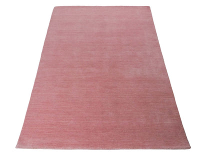 Moderner, Handloom Gabbeh Orientteppich von Khademi aus Wolle, rosa. Einfarbiges Uni-Design. Produziert in Indien. Größe: 170x119cm. Teppichnummer: KB4-1578. Verkauf durch Jupiter Intl.