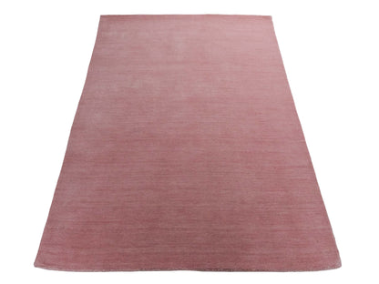 Moderner, Handloom Gabbeh Orientteppich von Khademi aus Wolle, rosa. Einfarbiges Uni-Design. Produziert in Indien. Größe: 170x119cm. Teppichnummer: KB4-1578. Verkauf durch Jupiter Intl.