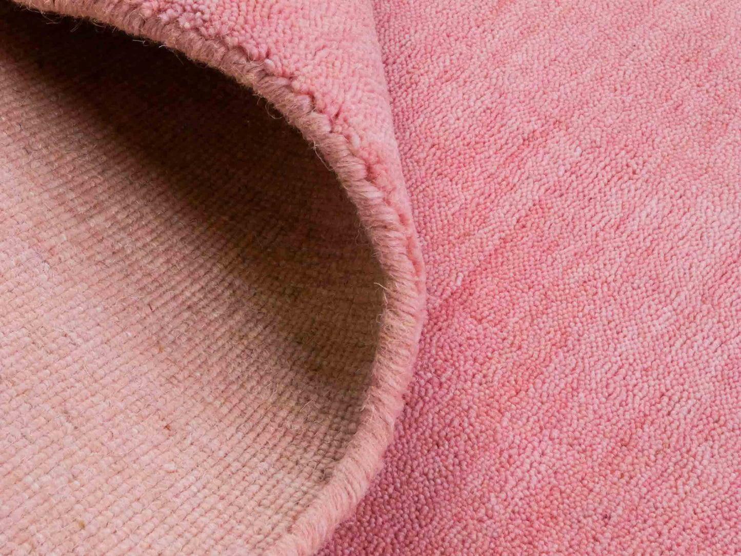 Moderner, Handloom Gabbeh Orientteppich von Khademi aus Wolle, rosa. Einfarbiges Uni-Design. Produziert in Indien. Größe: 170x119cm. Teppichnummer: KB4-1578. Verkauf durch Jupiter Intl.