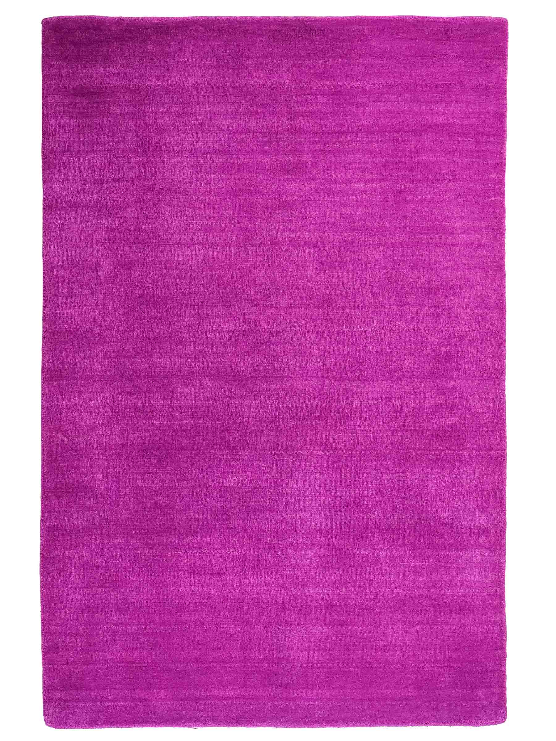 Moderner, Handloom Gabbeh Orientteppich von Khademi aus Wolle, lila. Einfarbiges Uni-Design. Produziert in Indien. Größe: 170x120cm. Teppichnummer: KB4-1577. Verkauf durch Jupiter Intl.