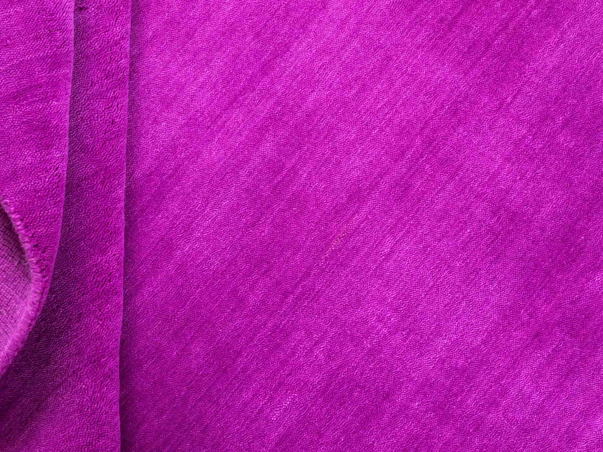 Moderner, Handloom Gabbeh Orientteppich von Khademi aus Wolle, lila. Einfarbiges Uni-Design. Produziert in Indien. Größe: 170x120cm. Teppichnummer: KB4-1577. Verkauf durch Jupiter Intl.