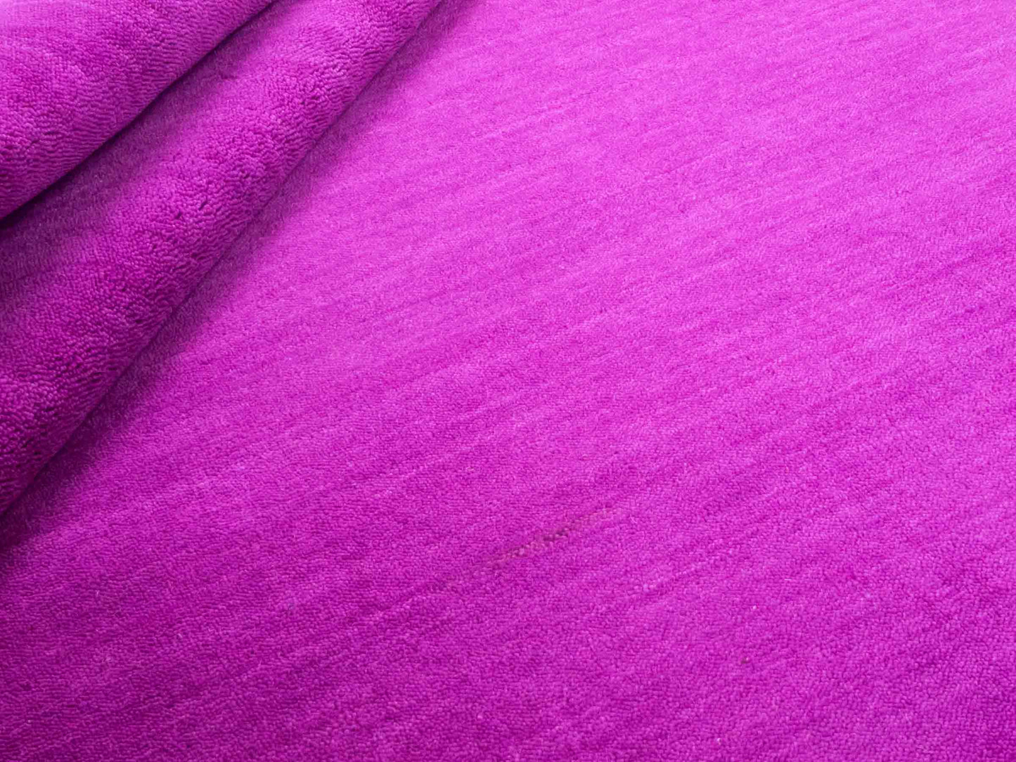 Moderner, Handloom Gabbeh Orientteppich von Khademi aus Wolle, lila. Einfarbiges Uni-Design. Produziert in Indien. Größe: 170x120cm. Teppichnummer: KB4-1577. Verkauf durch Jupiter Intl.