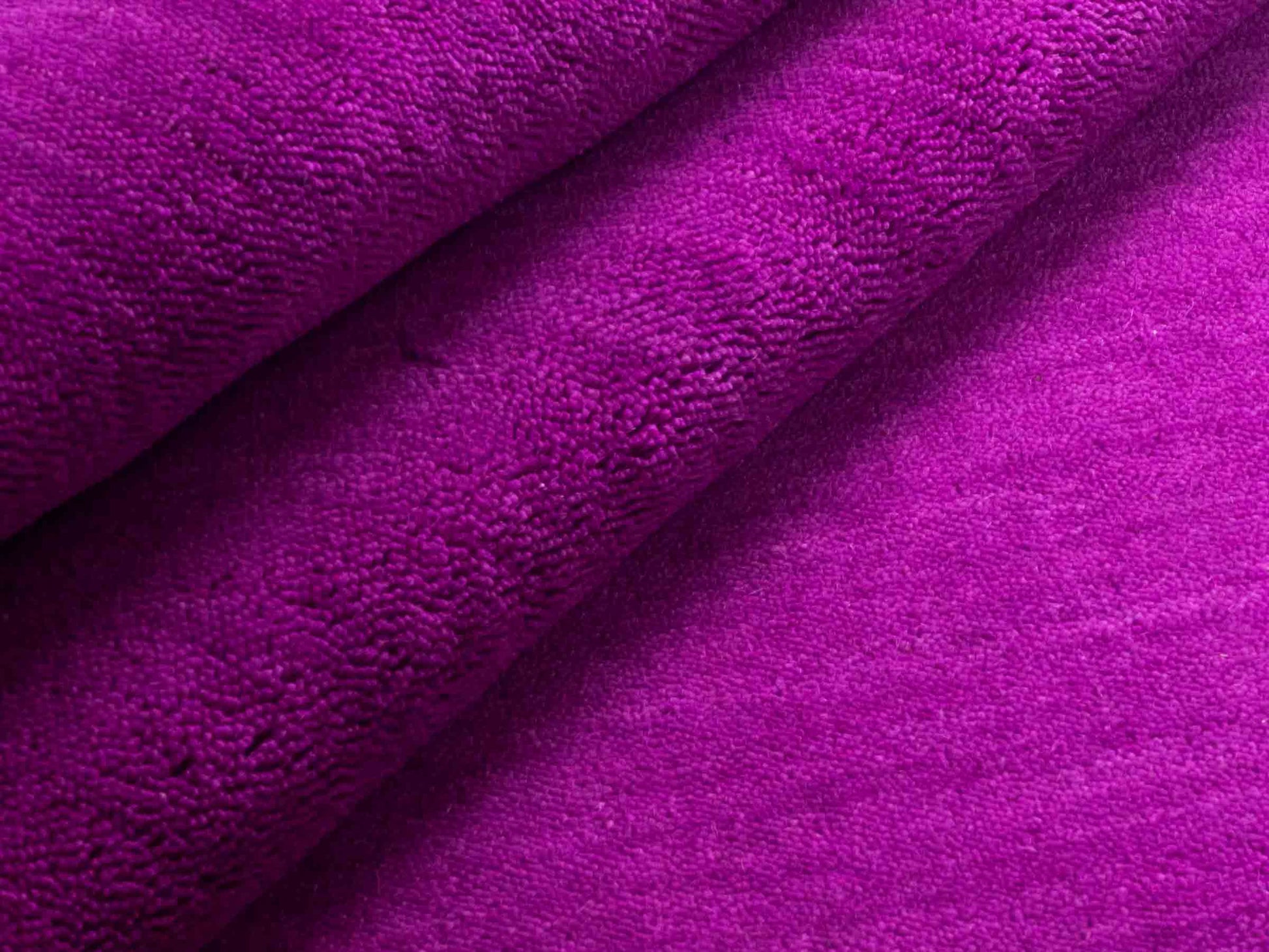 Moderner, Handloom Gabbeh Orientteppich von Khademi aus Wolle, lila. Einfarbiges Uni-Design. Produziert in Indien. Größe: 170x120cm. Teppichnummer: KB4-1577. Verkauf durch Jupiter Intl.