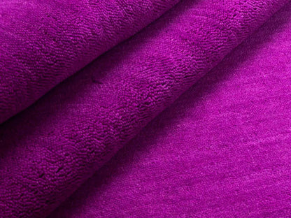 Moderner, Handloom Gabbeh Orientteppich von Khademi aus Wolle, lila. Einfarbiges Uni-Design. Produziert in Indien. Größe: 170x120cm. Teppichnummer: KB4-1577. Verkauf durch Jupiter Intl.