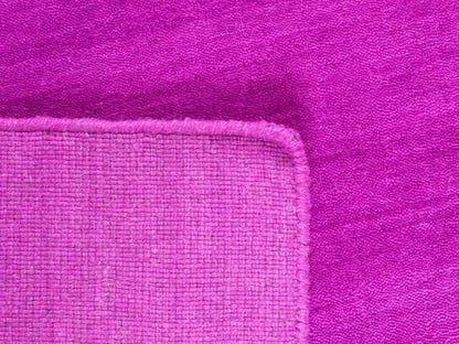 Moderner, Handloom Gabbeh Orientteppich von Khademi aus Wolle, lila. Einfarbiges Uni-Design. Produziert in Indien. Größe: 170x120cm. Teppichnummer: KB4-1577. Verkauf durch Jupiter Intl.