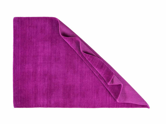 Moderner, Handloom Gabbeh Orientteppich von Khademi aus Wolle, lila. Einfarbiges Uni-Design. Produziert in Indien. Größe: 170x120cm. Teppichnummer: KB4-1577. Verkauf durch Jupiter Intl.