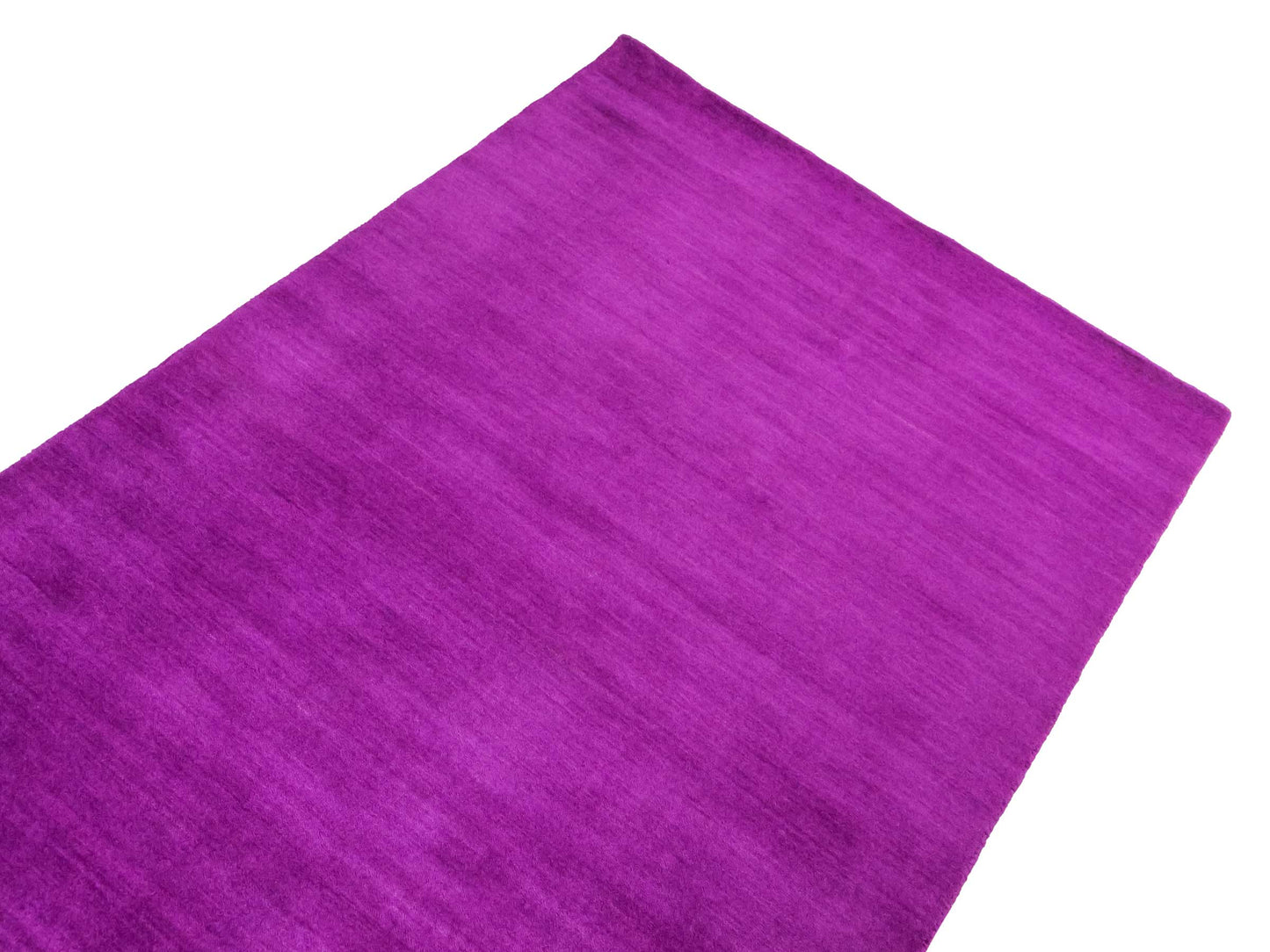 Moderner, Handloom Gabbeh Orientteppich von Khademi aus Wolle, lila. Einfarbiges Uni-Design. Produziert in Indien. Größe: 170x120cm. Teppichnummer: KB4-1577. Verkauf durch Jupiter Intl.