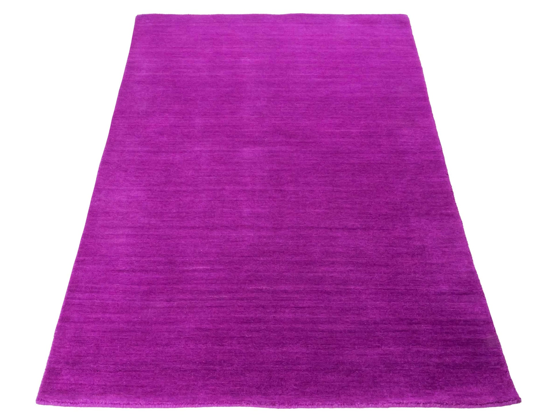 Moderner, Handloom Gabbeh Orientteppich von Khademi aus Wolle, lila. Einfarbiges Uni-Design. Produziert in Indien. Größe: 170x120cm. Teppichnummer: KB4-1577. Verkauf durch Jupiter Intl.