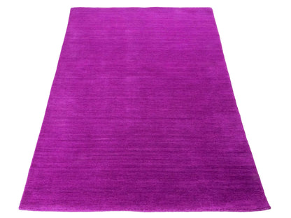 Moderner, Handloom Gabbeh Orientteppich von Khademi aus Wolle, lila. Einfarbiges Uni-Design. Produziert in Indien. Größe: 170x120cm. Teppichnummer: KB4-1577. Verkauf durch Jupiter Intl.