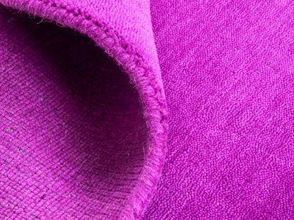 Moderner, Handloom Gabbeh Orientteppich von Khademi aus Wolle, lila. Einfarbiges Uni-Design. Produziert in Indien. Größe: 170x120cm. Teppichnummer: KB4-1577. Verkauf durch Jupiter Intl.