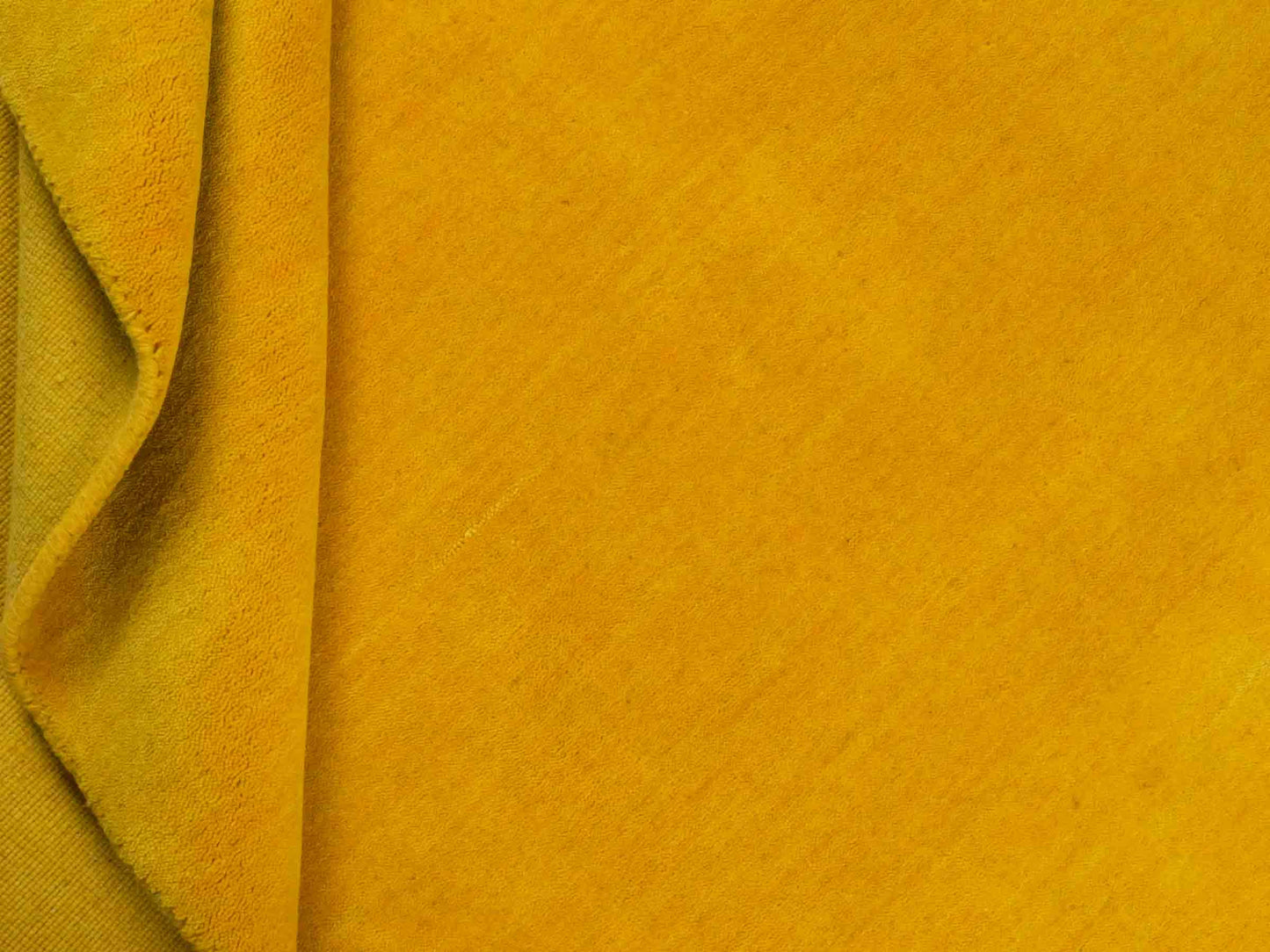 Moderner, Handloom Gabbeh Orientteppich von Khademi aus Wolle, gelb. Einfarbiges Uni-Design. Produziert in Indien. Größe: 170x122cm. Teppichnummer: KB4-1571. Verkauf durch Jupiter Intl.