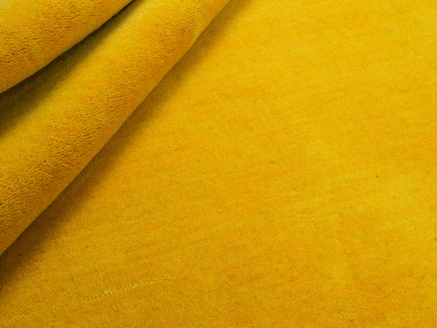 Moderner, Handloom Gabbeh Orientteppich von Khademi aus Wolle, gelb. Einfarbiges Uni-Design. Produziert in Indien. Größe: 170x122cm. Teppichnummer: KB4-1571. Verkauf durch Jupiter Intl.