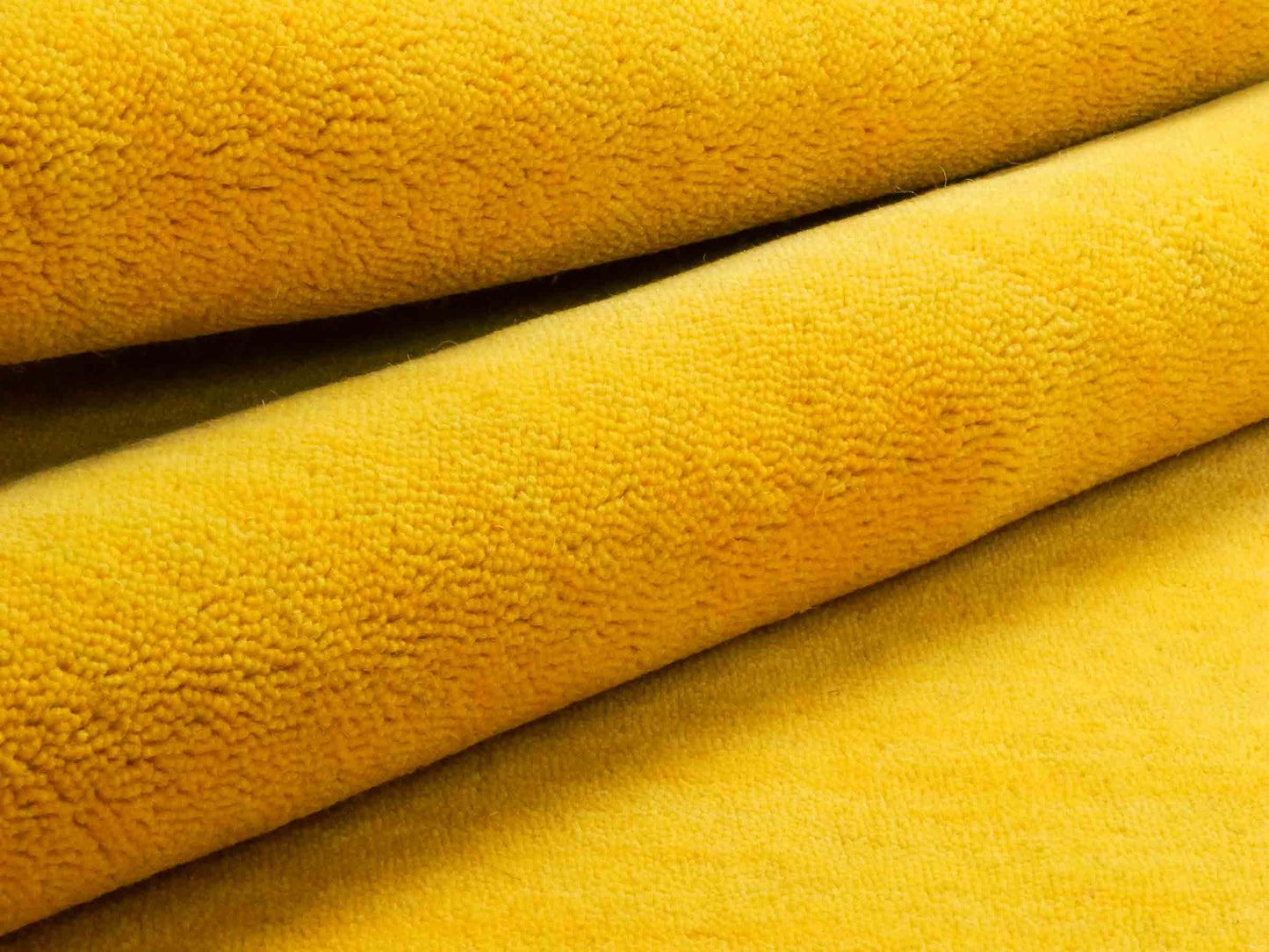 Moderner, Handloom Gabbeh Orientteppich von Khademi aus Wolle, gelb. Einfarbiges Uni-Design. Produziert in Indien. Größe: 170x122cm. Teppichnummer: KB4-1571. Verkauf durch Jupiter Intl.