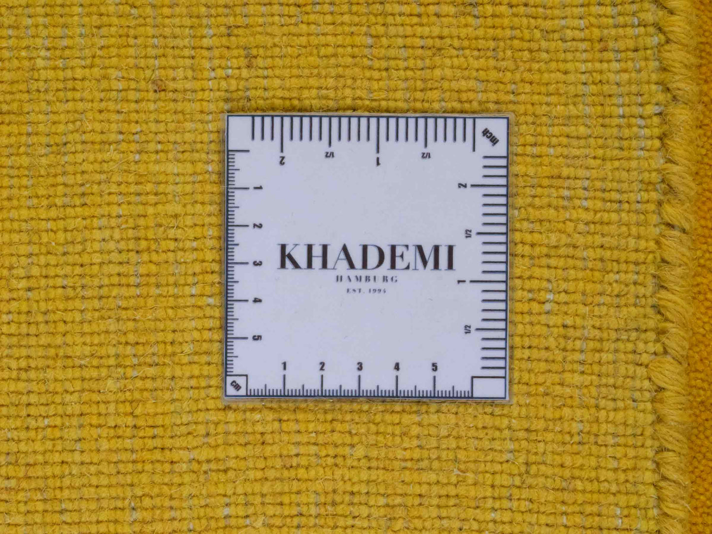 Moderner, Handloom Gabbeh Orientteppich von Khademi aus Wolle, gelb. Einfarbiges Uni-Design. Produziert in Indien. Größe: 170x122cm. Teppichnummer: KB4-1571. Verkauf durch Jupiter Intl.