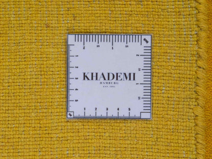 Moderner, Handloom Gabbeh Orientteppich von Khademi aus Wolle, gelb. Einfarbiges Uni-Design. Produziert in Indien. Größe: 170x122cm. Teppichnummer: KB4-1571. Verkauf durch Jupiter Intl.