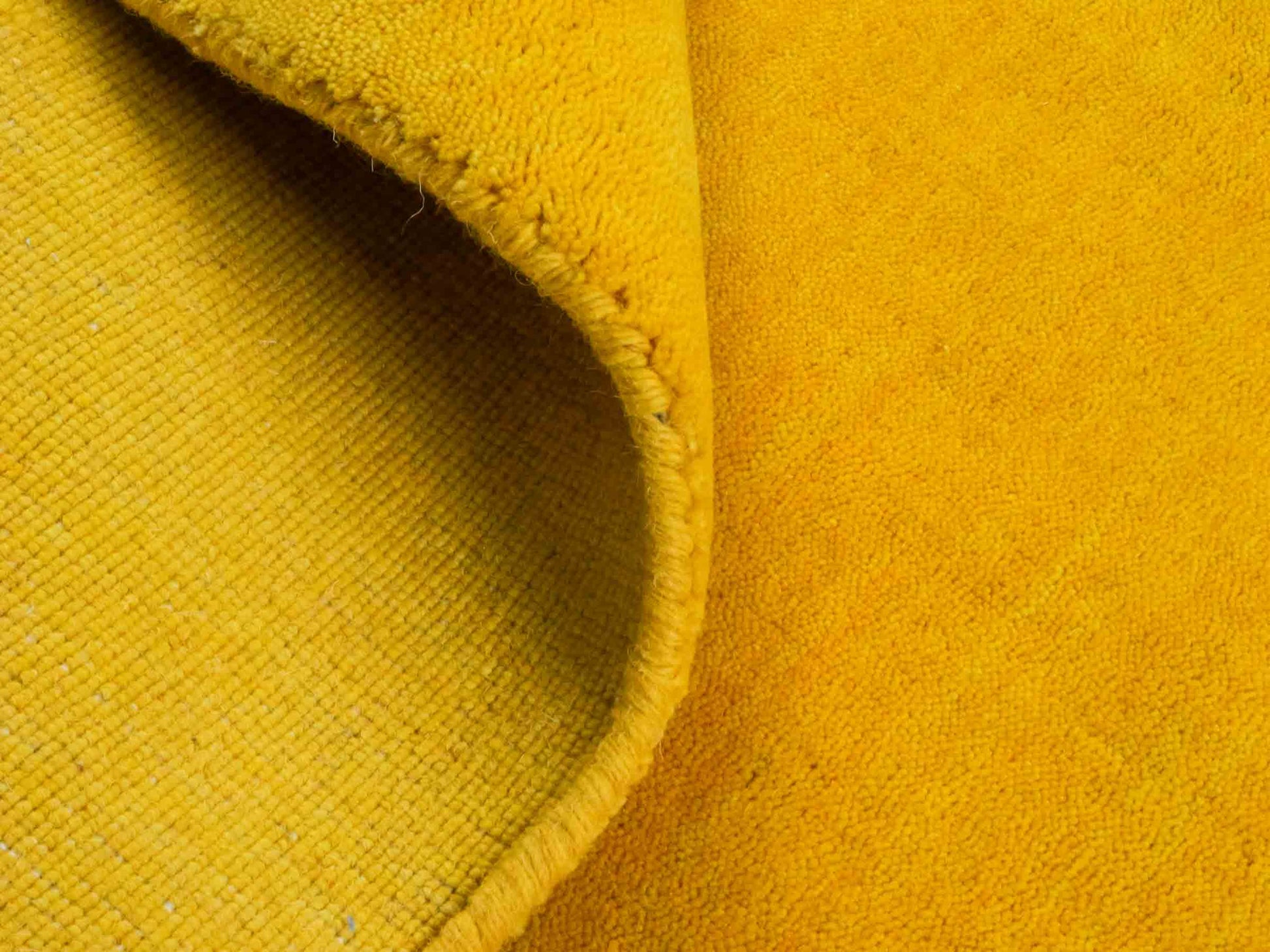 Moderner, Handloom Gabbeh Orientteppich von Khademi aus Wolle, gelb. Einfarbiges Uni-Design. Produziert in Indien. Größe: 170x122cm. Teppichnummer: KB4-1571. Verkauf durch Jupiter Intl.