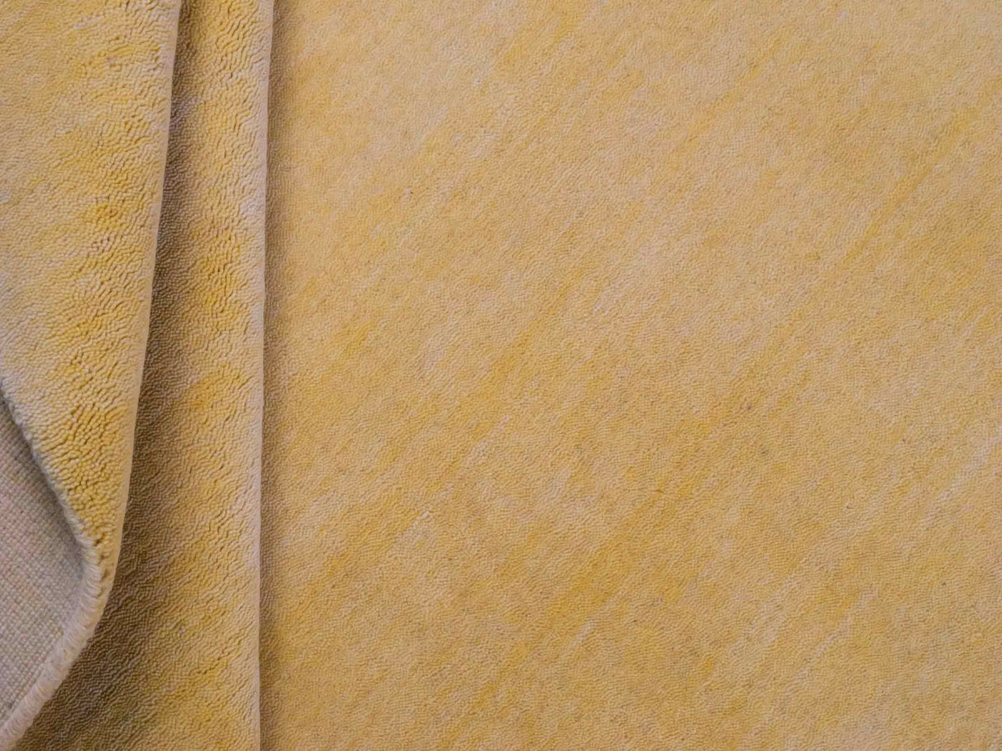 Moderner, Handloom Gabbeh Orientteppich von Khademi aus Wolle, gelb. Einfarbiges Uni-Design. Produziert in Indien. Größe: 171x119cm. Teppichnummer: KB4-1570. Verkauf durch Jupiter Intl.