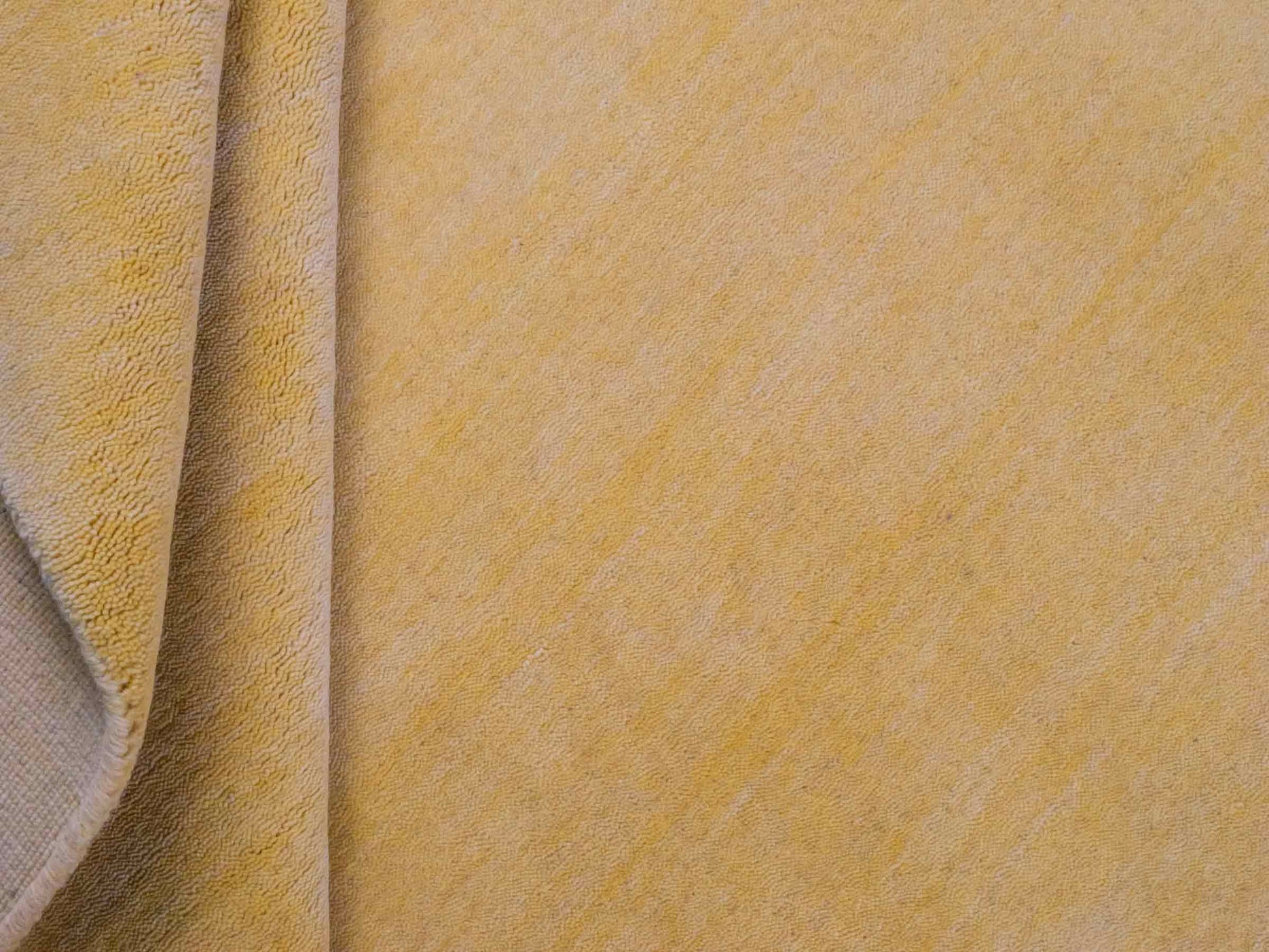 Moderner, Handloom Gabbeh Orientteppich von Khademi aus Wolle, gelb. Einfarbiges Uni-Design. Produziert in Indien. Größe: 171x119cm. Teppichnummer: KB4-1570. Verkauf durch Jupiter Intl.