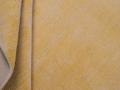 Moderner, Handloom Gabbeh Orientteppich von Khademi aus Wolle, gelb. Einfarbiges Uni-Design. Produziert in Indien. Größe: 171x119cm. Teppichnummer: KB4-1570. Verkauf durch Jupiter Intl.