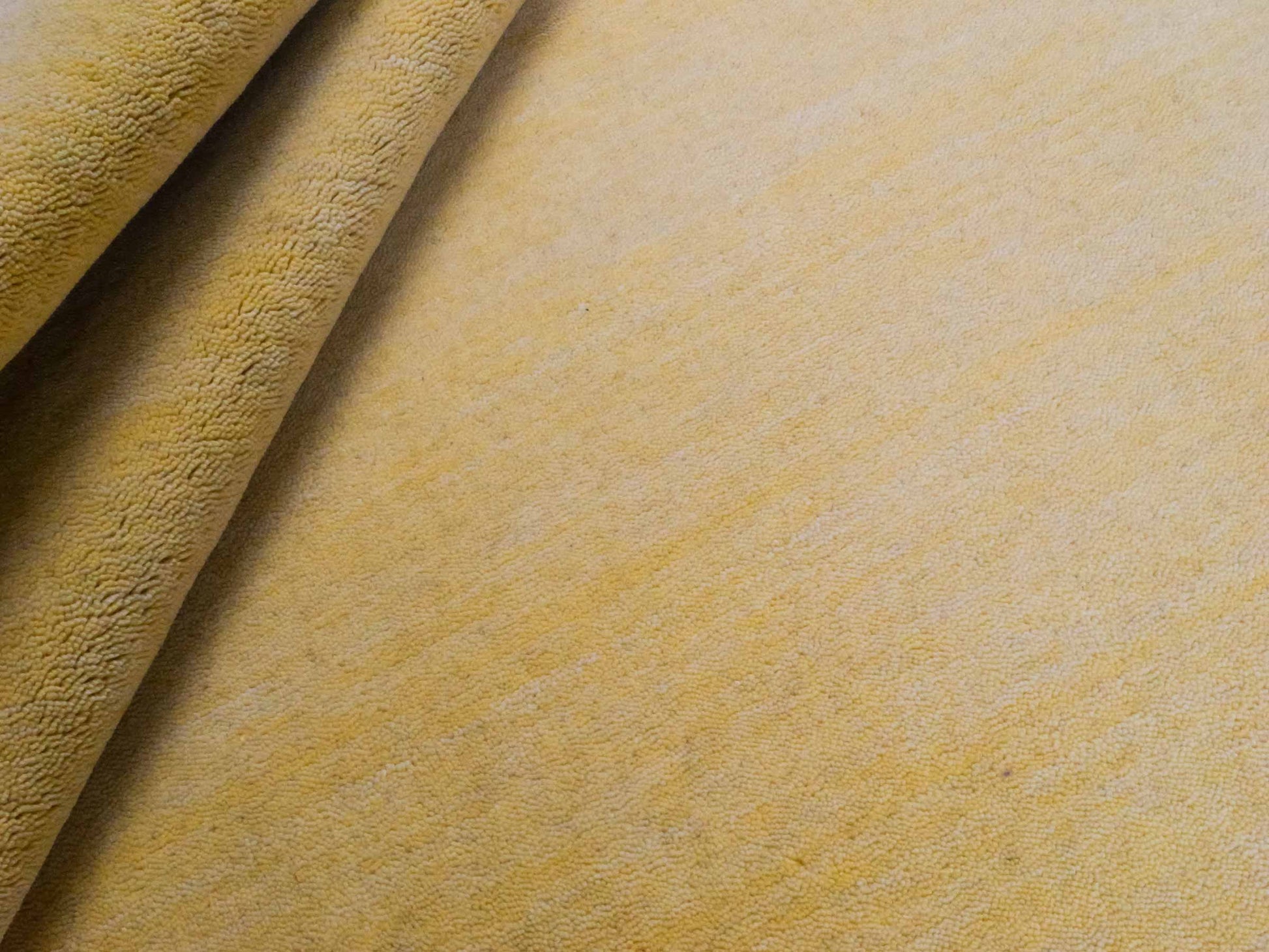 Moderner, Handloom Gabbeh Orientteppich von Khademi aus Wolle, gelb. Einfarbiges Uni-Design. Produziert in Indien. Größe: 171x119cm. Teppichnummer: KB4-1570. Verkauf durch Jupiter Intl.