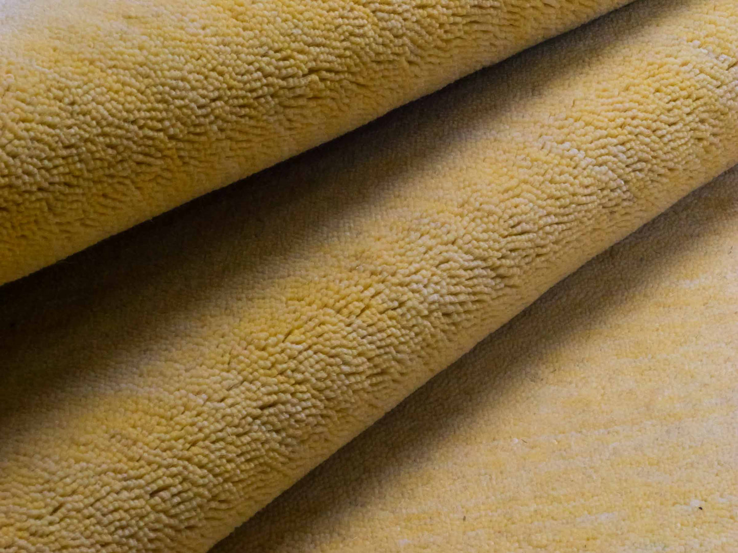 Moderner, Handloom Gabbeh Orientteppich von Khademi aus Wolle, gelb. Einfarbiges Uni-Design. Produziert in Indien. Größe: 171x119cm. Teppichnummer: KB4-1570. Verkauf durch Jupiter Intl.