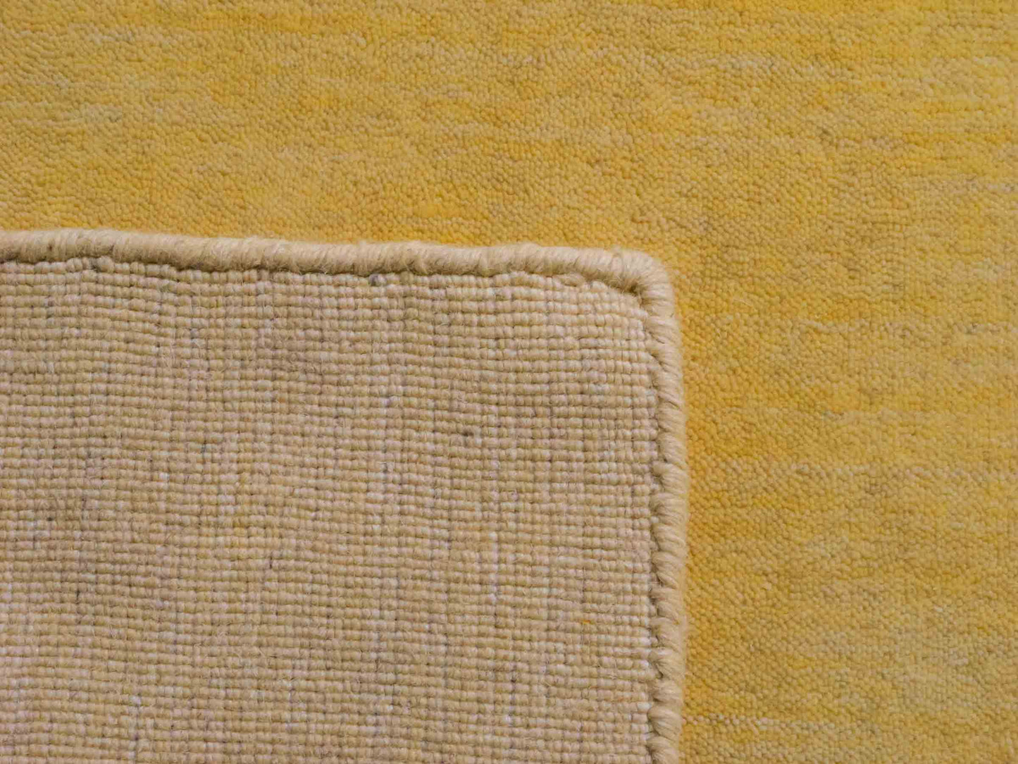 Moderner, Handloom Gabbeh Orientteppich von Khademi aus Wolle, gelb. Einfarbiges Uni-Design. Produziert in Indien. Größe: 171x119cm. Teppichnummer: KB4-1570. Verkauf durch Jupiter Intl.