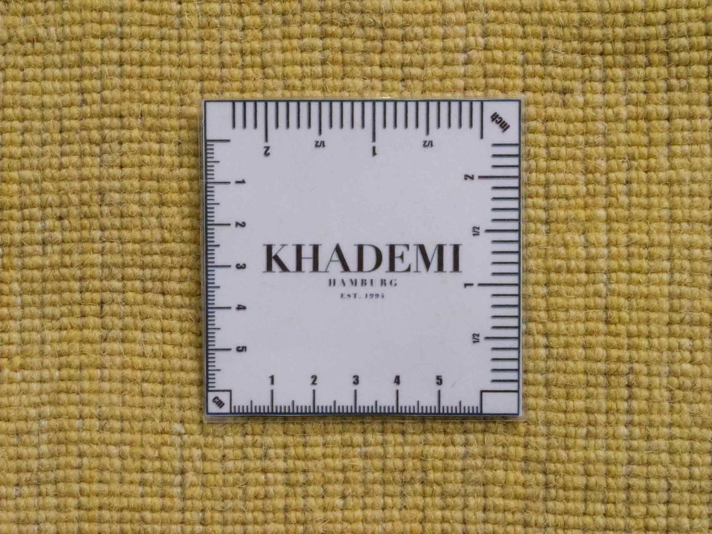 Moderner, Handloom Gabbeh Orientteppich von Khademi aus Wolle, gelb. Einfarbiges Uni-Design. Produziert in Indien. Größe: 171x119cm. Teppichnummer: KB4-1570. Verkauf durch Jupiter Intl.